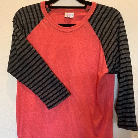 LuLaRoe Randy Tee - Picture 1 of 3
